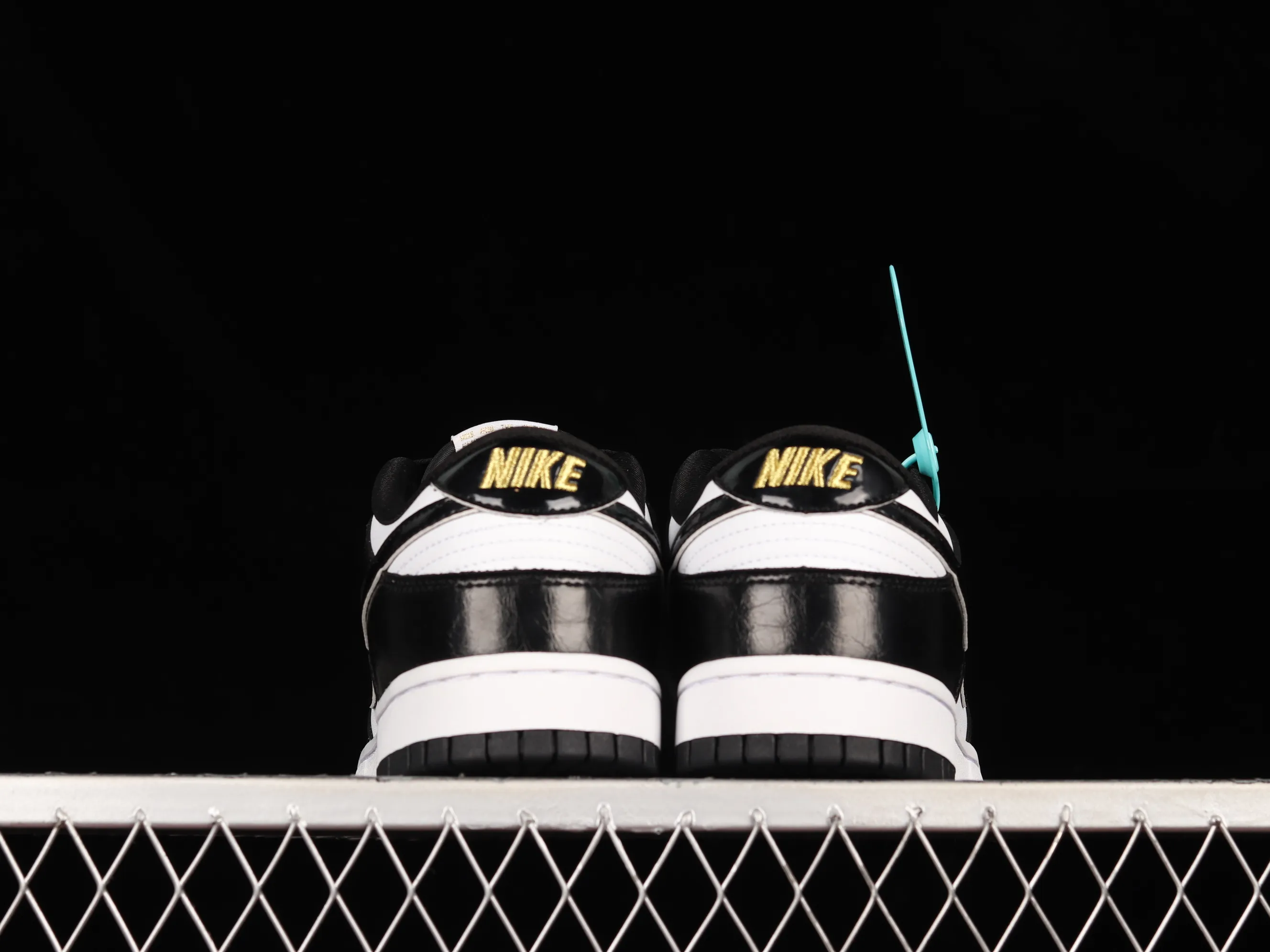 All categories Nk SB Dunk series Nk SB Dunk Low low-top sneakers F version special price Nk Dunk SB Low black and white patent leather panda SB smashed backboard fashion casual sneakers DR9511-100